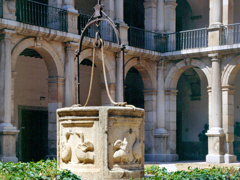 Pozo del Patio de Santo Tomás del Colegio de San Ildefonso de la Universidad de Alcalá