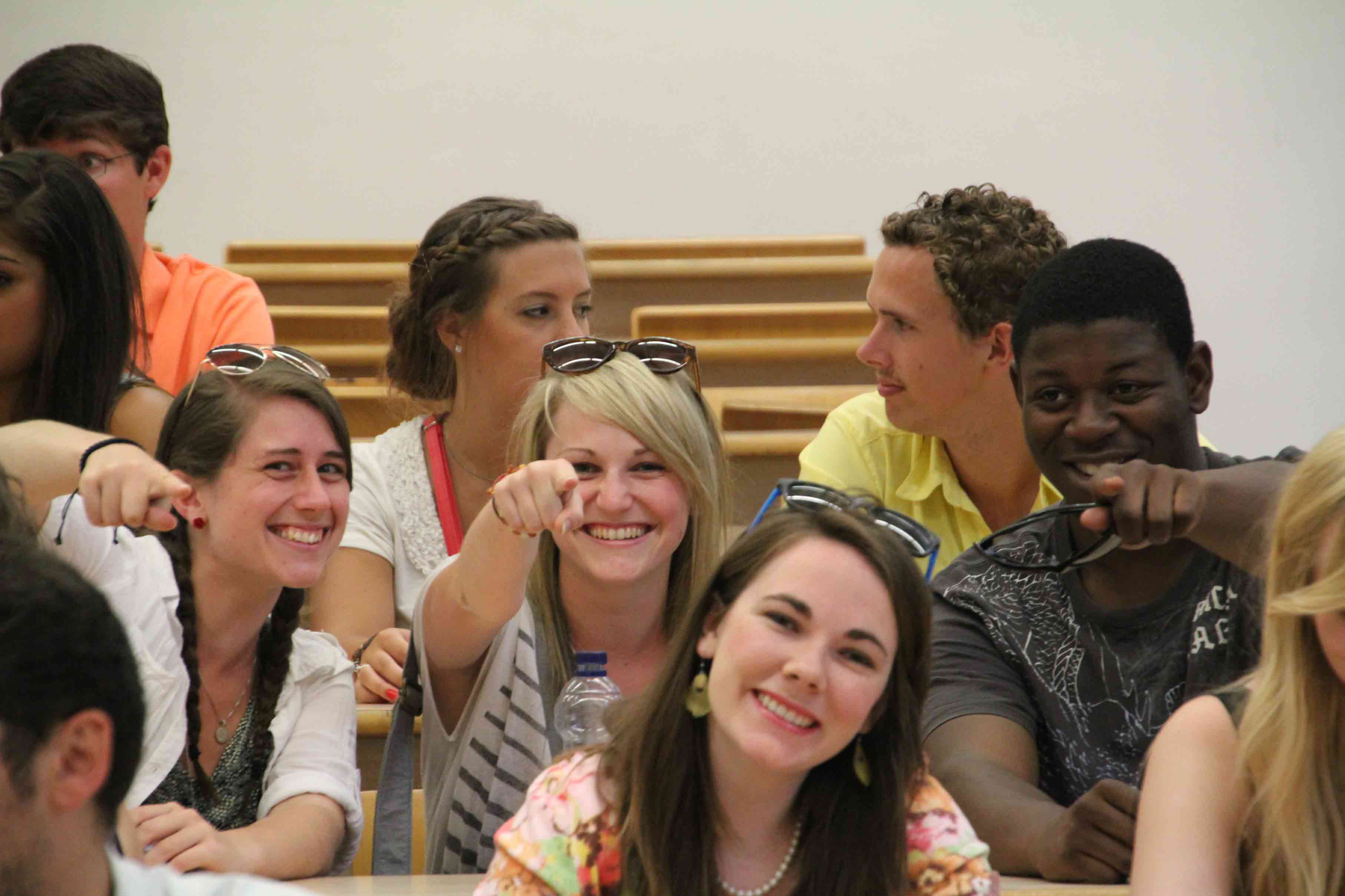 Estudiantes en clase de español en Alcalingua de la UAH Estudiantes en clase de español en Alcalingua de la UAH